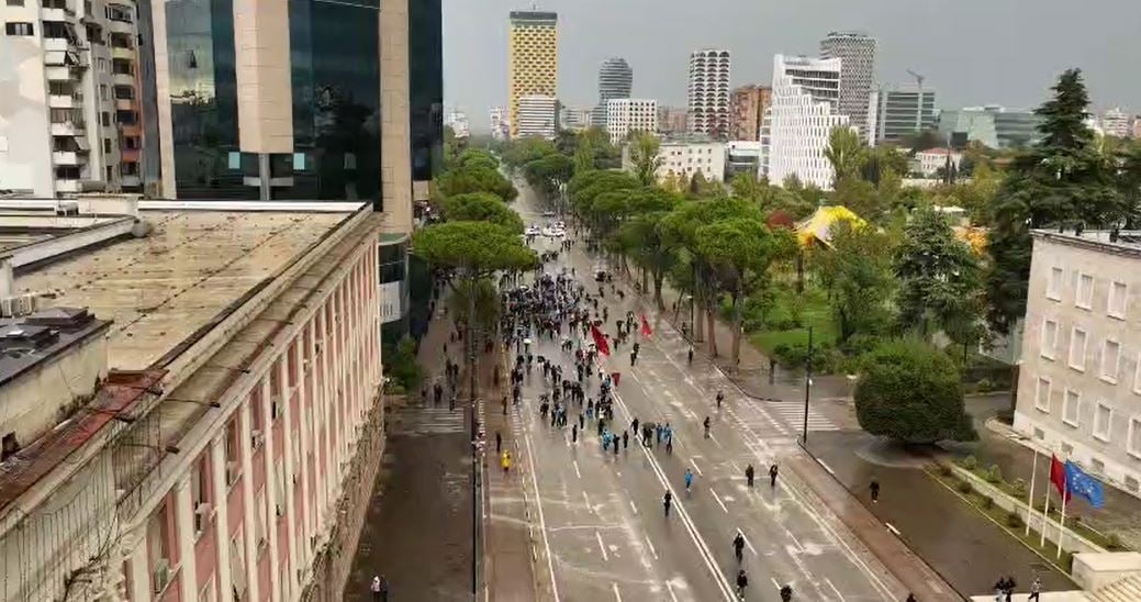 Protestues në Bulevard para Kryeministrisë në Tiranë