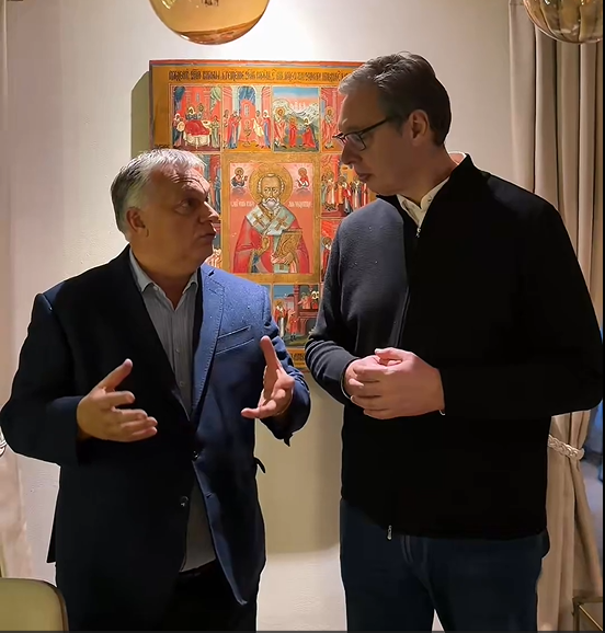Dy politikanë ulur gjatë një takimi në një ambient shtëpiak